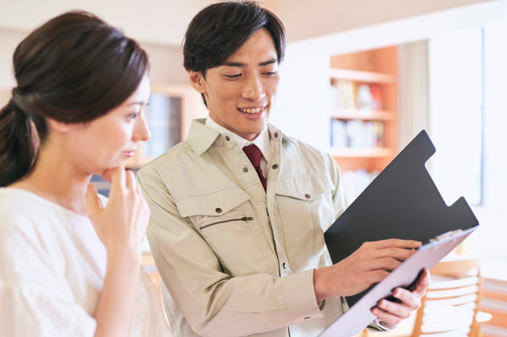 弊社では高いホスピタリティマインドでクリーニングスタッフ全員が、わかりやすく頼もしいご説明、思いやり・配慮のある行動を意識し、その上で効率的、スピーディーなサービスをご提供できるよう礼儀正しい行動に努めております。<br />弊社では特にエアコン・窓ガラスの清掃や水廻り清掃などに特化しております。清掃のお悩みごとならお任せください。